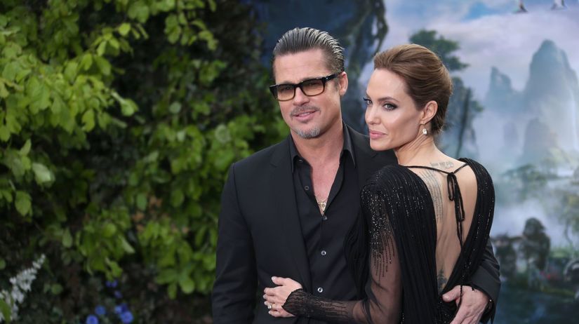 Herecký pár Brad Pitt a Angelina Jolie pózujú...