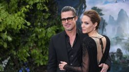 Herecký pár Brad Pitt a Angelina Jolie pózujú fotografom v Londýne. 