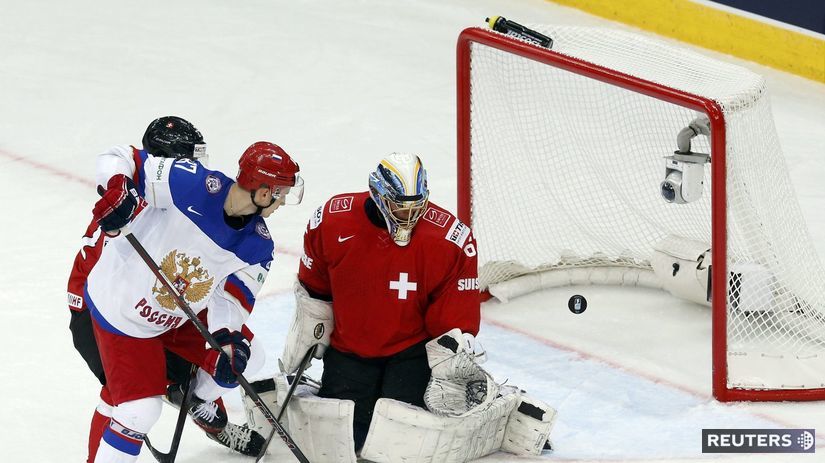 Vadim Šipačov strieľa tretí gól Rusov pri výhre...