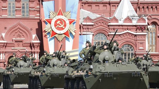 Okázalá vojenská prehliadka na Červenom námestí...