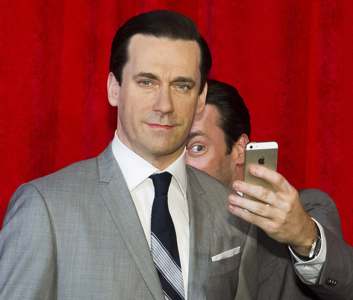 Herec Jon Hamm pózuje pri svojej voskovej...