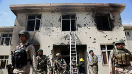 Pri útoku militantov a výbuchu v hoteli zahynulo v Afganistane najmenej 29 ľudí