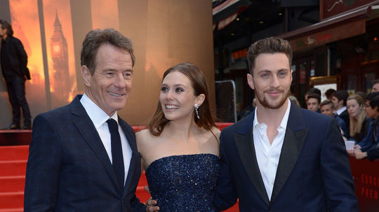 Zľava: herci Bryan Cranston, Elizabeth Olsen a...