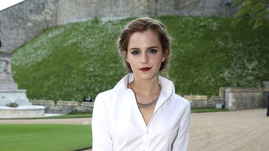 Herečka Emma Watson prišla v kombinácii bielej...