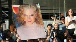 Fanúšikovia privítali herečku Nicole Kidmanovú takýmto veľkým plagátom. 