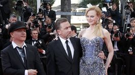 Olivier Dahan (vľavo) pózuje s hviezdami svojho filmu Grace of Monaco - herečkou Nicole Kidman a hercom Timom Rothom.