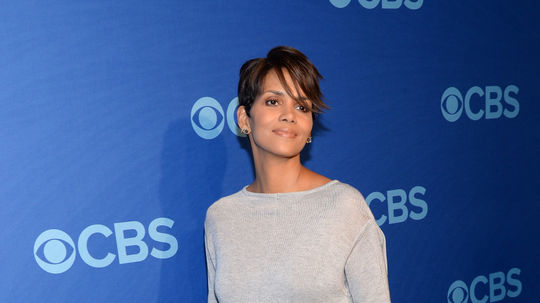Halle Berry na promo akcii televízie CBS.