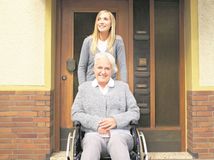 senior, vozík, staroba, imobilita, osteoporóza, invalid