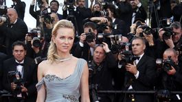 Herečka Naomi Watts v róbe Marchesa pózuje...