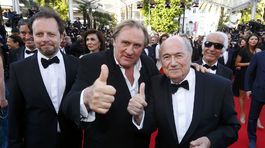 FILMFESTIVAL-CANNESHerec Gerard Depardieu (v strede), FIFA President Sepp Blatter (vpravo) a režisér Frederic Auburtin.