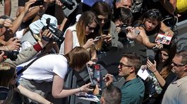 Herec Robert Pattinson bol na roztrhanie aj pri rozdávaní autogramov. 