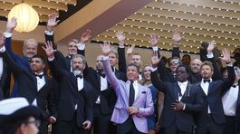 Herec Sylvester Stallone (v strede) a jeho kolegovia z filmu The Expendables 3 mávajú fotografom v Cannes.