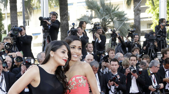 Herečky Freida Pinto (vpravo) a Leila Bekhti.