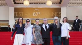 Zľava: členky medzinárodnej poroty Carole Bouquet, Leila Hatami a Jeon Do-yeon, Thierry Fremaux, Jane Campion a Sofia Coppola.