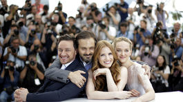 Zľava: James McAvoy, režisér Ned Benson a herečky Jessica Chastain a Jess Weixler predstavili v Cannes film The Disappearance of Eleanor Rigby.