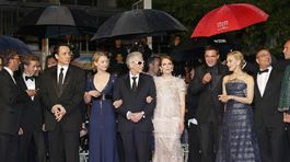 Herci (zľava) Evan Bird, John Cusack, Mia Wasikowska, režisér David Cronenberg a herci Julianne Moore, Robert Pattinson a Sarah Gadon.