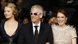 Mia Wasikowska (vľavo), režisér David Cronenberg a herečka Julianne Moore 