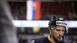 Brutálny zákrok na Miklíka. Po kolízii s Finleym skončil v kaluži krvi