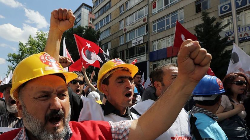 Turecko, baňa, protestujúci,