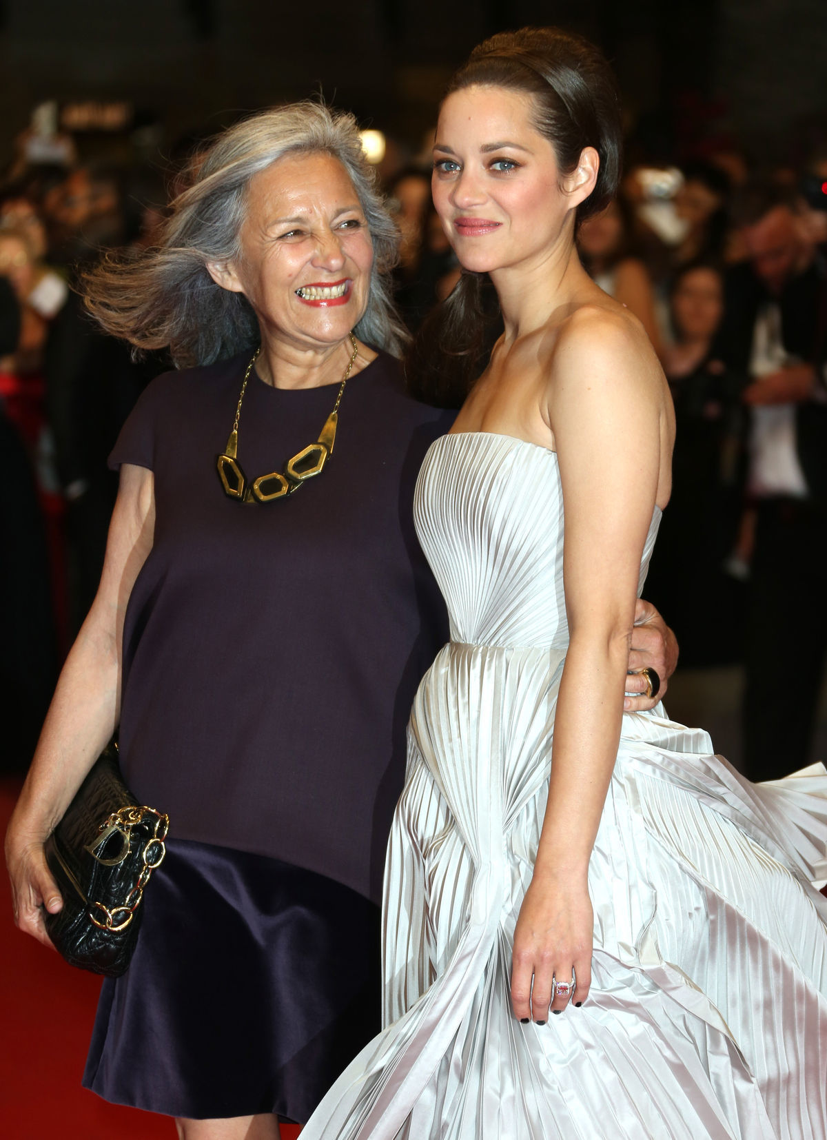 Herečka Marion Cotillard pózuje so svojou mamou...