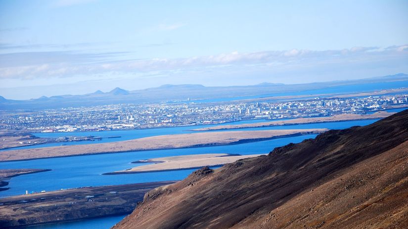 Pohľad z hory Esja na Reykjavík.
