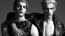 Slovenský model Filip Hrivnák v kampani značky Versace.