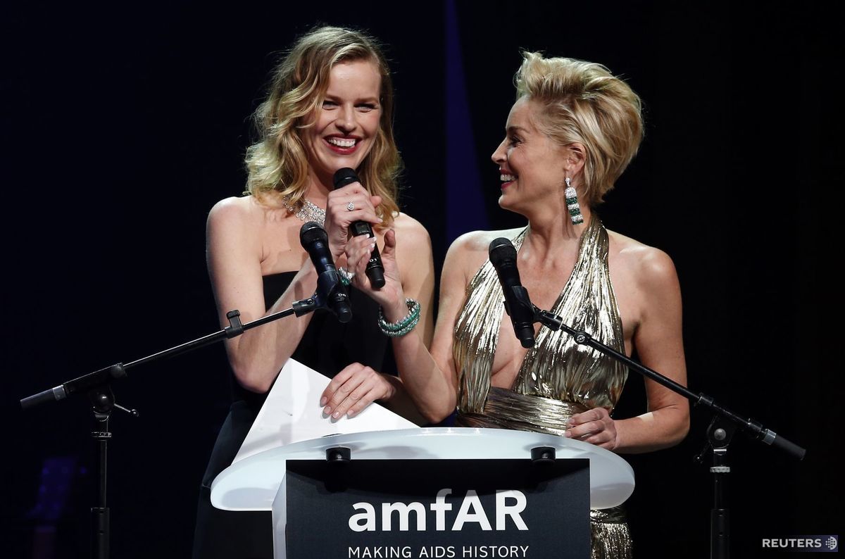 Modelka Eva Herzigová (vľavo) s herečkou Sharon...