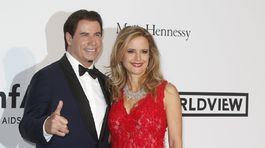 Herec John Travolta prišiel do Cannes na akciu amfAR s manželkou Kelly Preston.