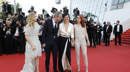 herečka Chloe Grace Moretz (v šatách Chanel Couture), režisér Olivier Assayas, herečka Juliette Binoche a herečka Kristen Stewart (v šatách Chanel Couture).