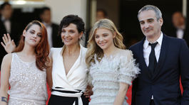 Kristen Stewart, Juliette Binoche,  Chloe Grace Moretz a režisér Olivier Assayas
