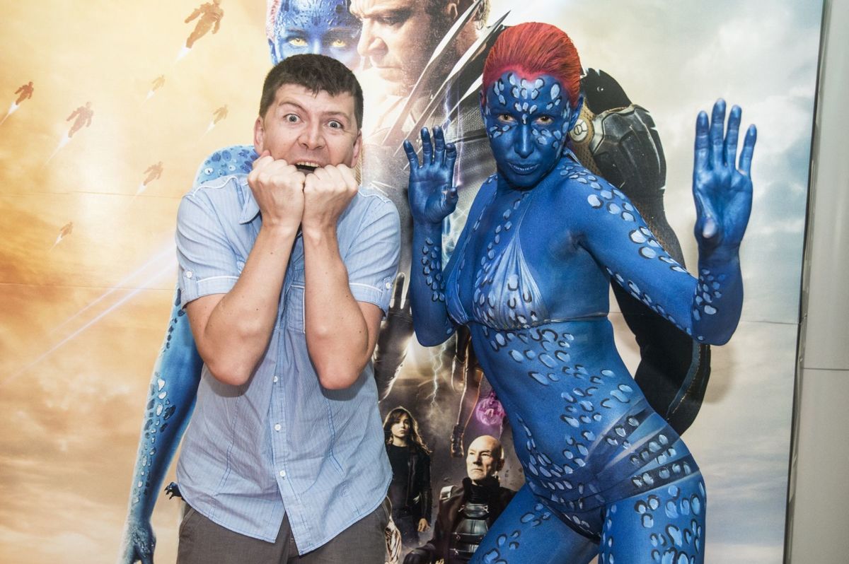 Moderátor Andrej Bičan. Že by pri Mystique...