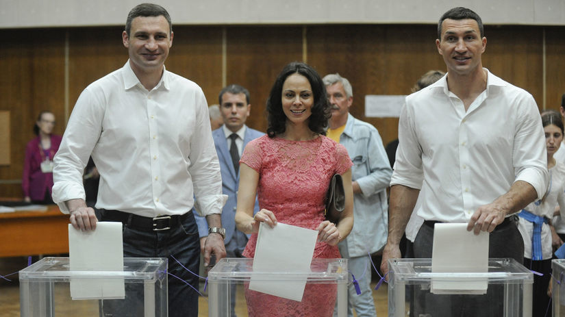 Bratia Kličkovci hlasujú vo voľbách: Vitalij...