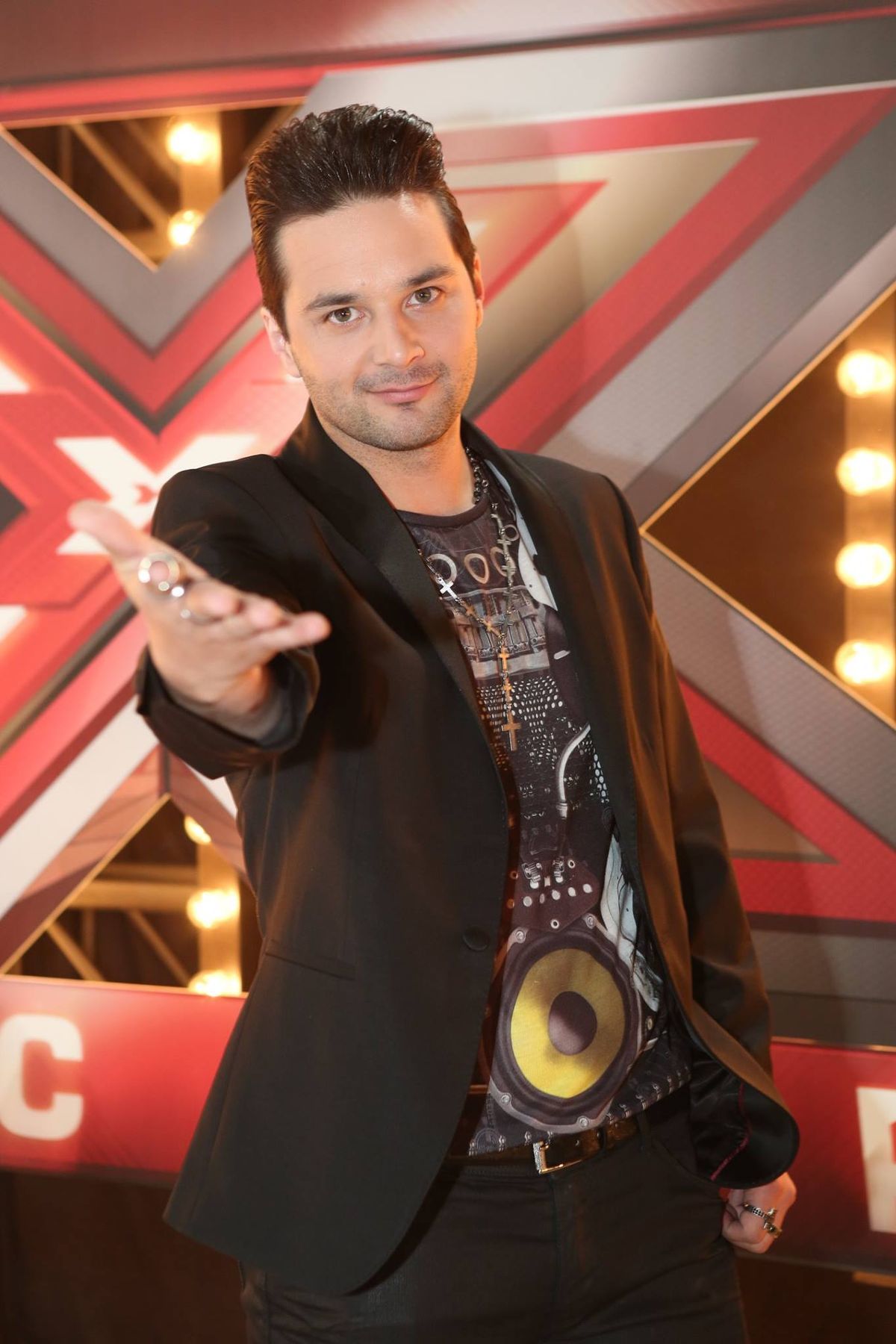 Spevák Peter Bažík sa stal víťazom šou X Factor.