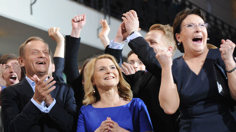 Poľský premiér Donald Tusk sa teší z víťazstva...