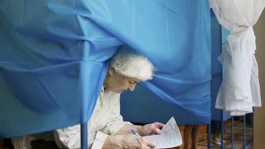 Volička v Kyjeve vypĺňa  hlasovací lístok.