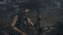 Proruský ozbrojenec s tielkom so znakom...