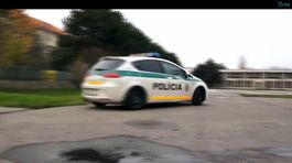 VIDEO: Vodič blokoval policajtov, hudba v aute mu prehlušila policajný maják