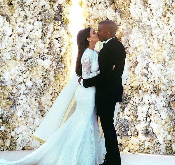Prvý svadobný bozk Kim Kardashianovej a Kanye...
