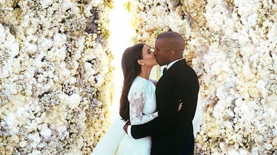 Prvý svadobný bozk Kim Kardashianovej a Kanye...