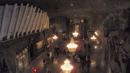 Do soľnej bane Wieliczka sú vybudované chodby,...