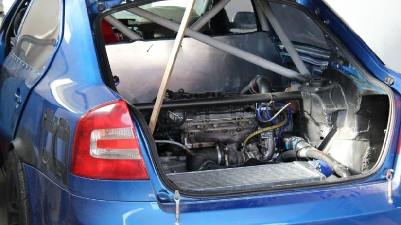Druhý motor aj s prevodovkou si našli miesto,...