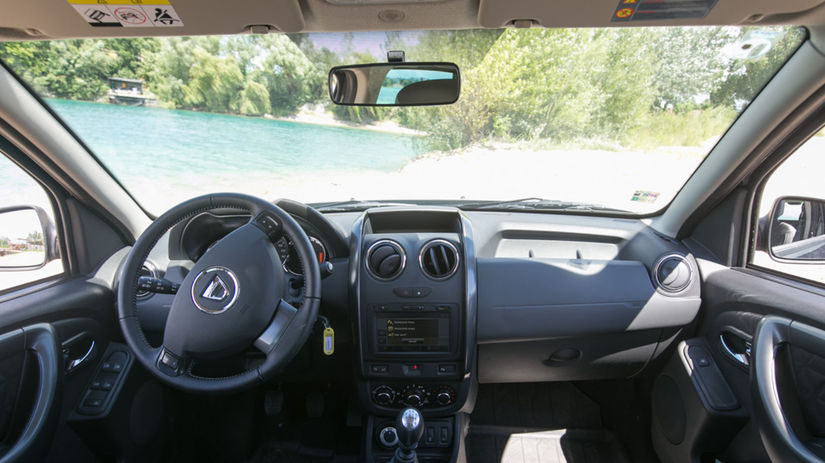 Palubná doska je kompletne prepracovaná....