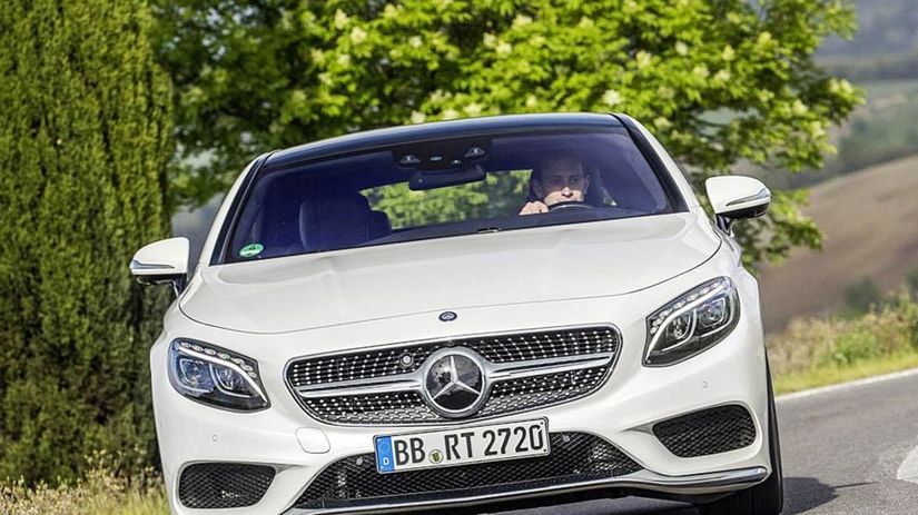 O náklon karosérie sa starajú hydraulické valce...