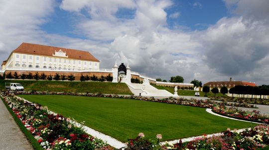 Schloss Hof, terasa s kvetinovými záhonmi.