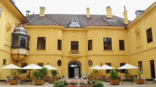 Vnútorné nádvorie zámku Eckartsau v štýle baroka.