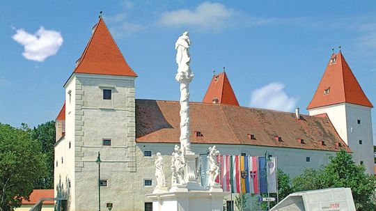 Pôvodne vodný hrad Orth je dnes centrom...