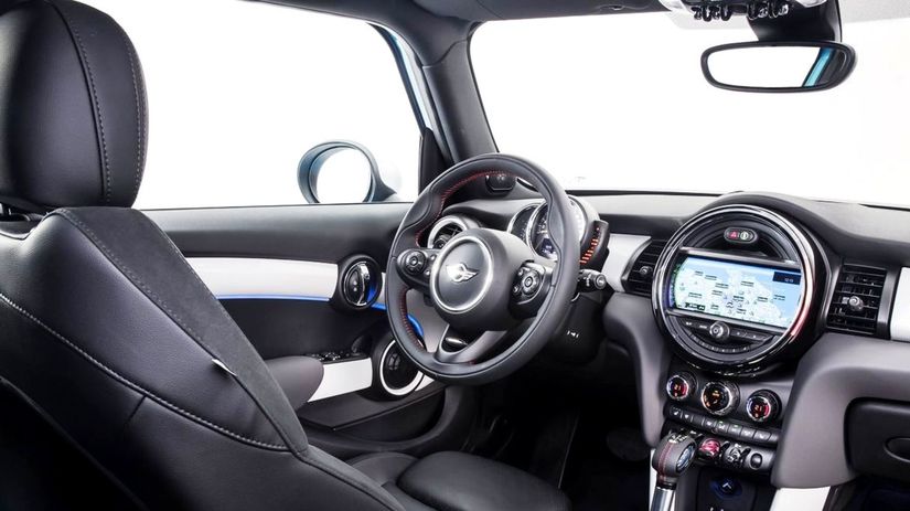 Palubná doska je identická s novým Mini....