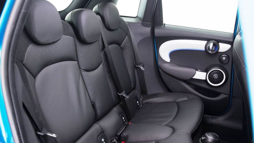 Na zadných sedadlách majú cestujúci o 72 mm...