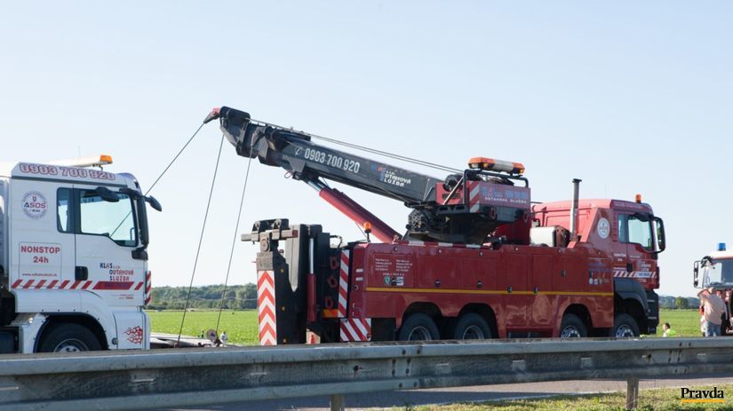 Autobus sa pokúsia vyprostiť pomocou žeriavu.