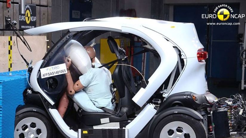 Renault Twizy síce pri čelnom náraze relatívne...